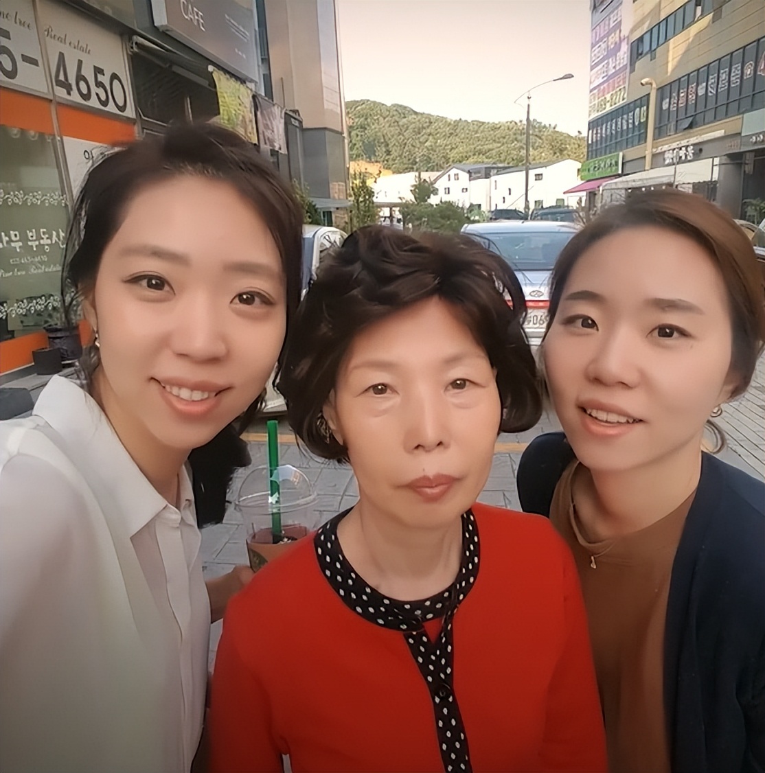 耗资7亿“复活”女儿后，她让患癌去世的母亲重生，惹哭网友：太心酸了