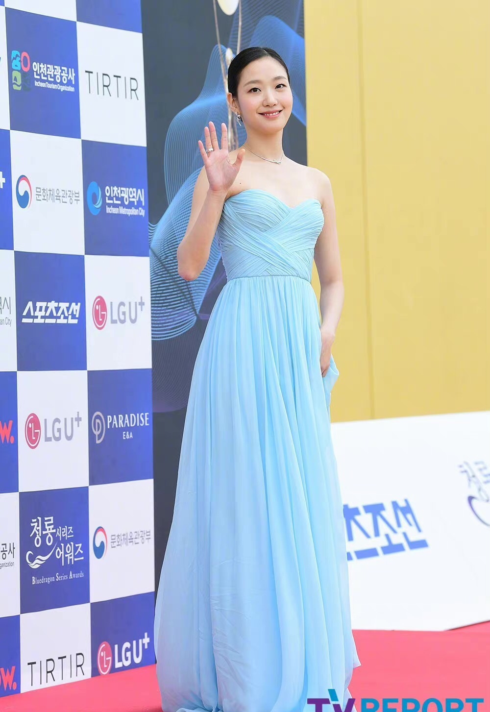 韩女星露背装走红毯,韩国女明星走红毯穿深v