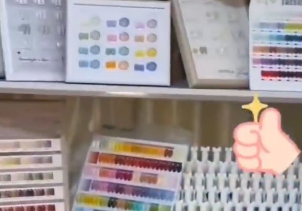 大一女生宿舍创业做美甲挣生活费,大学生在寝室开美甲店收入多少