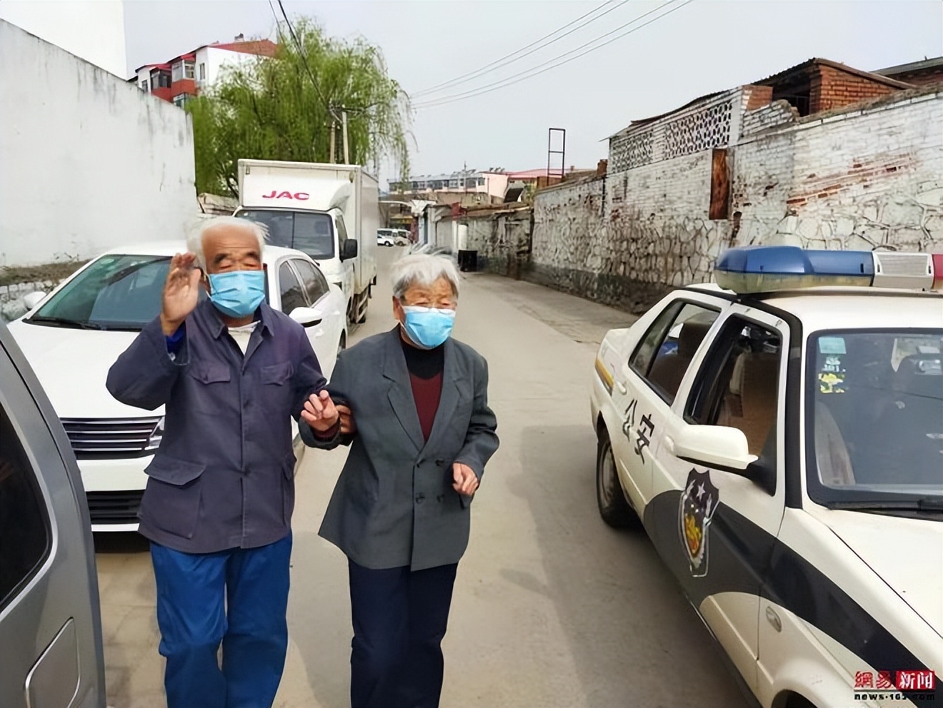 巡逻民警紧急救助突发心梗,民警执法路遇生病老人暖心救助