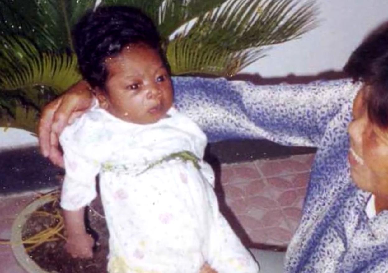 2000年上海阿婆收养黑人弃婴，被子女挥霍250万后，黑人不离不弃