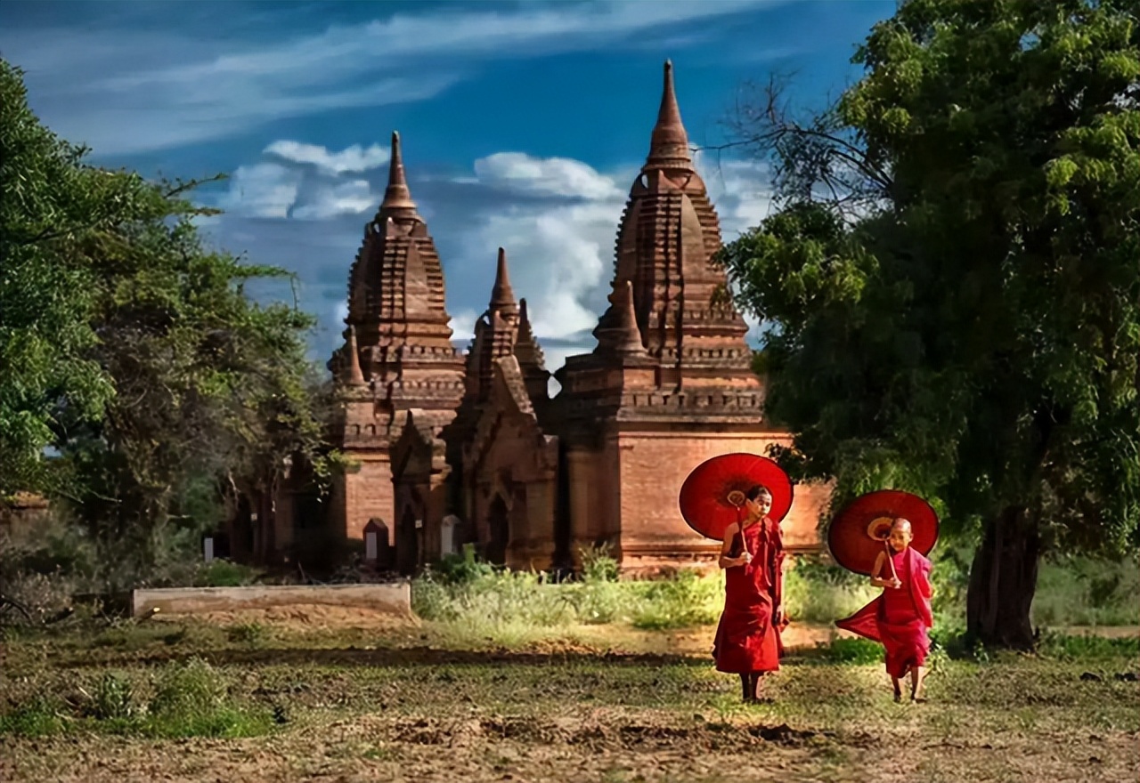 许多缅甸女孩从两国边境“翻墙”来到中国，只为从事这个行业