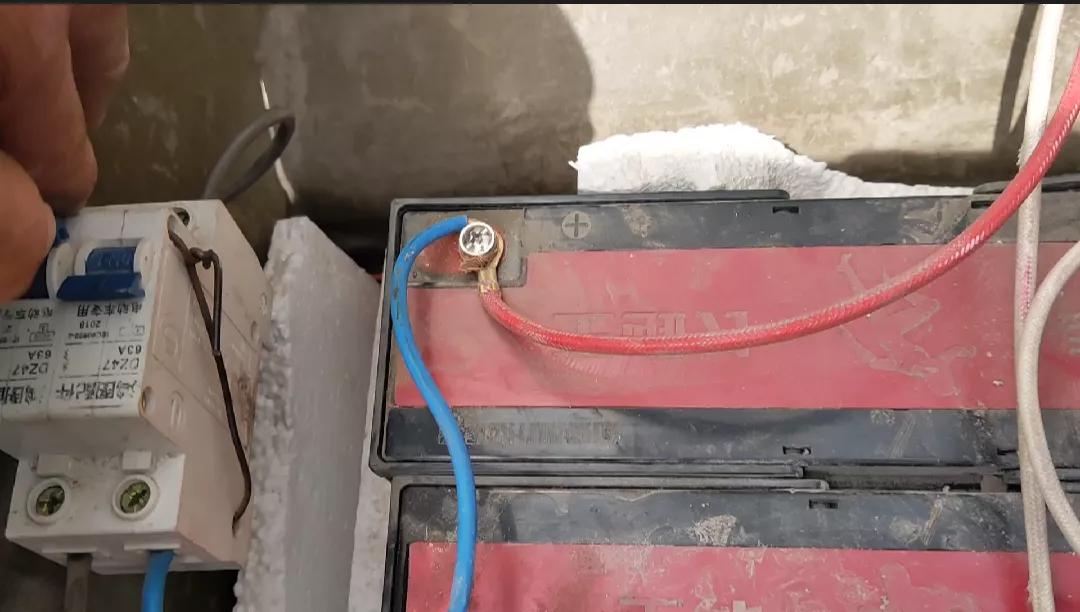 电动车新换的电池充满电不跳绿灯,电动车充满电加速掉二格电怎么了