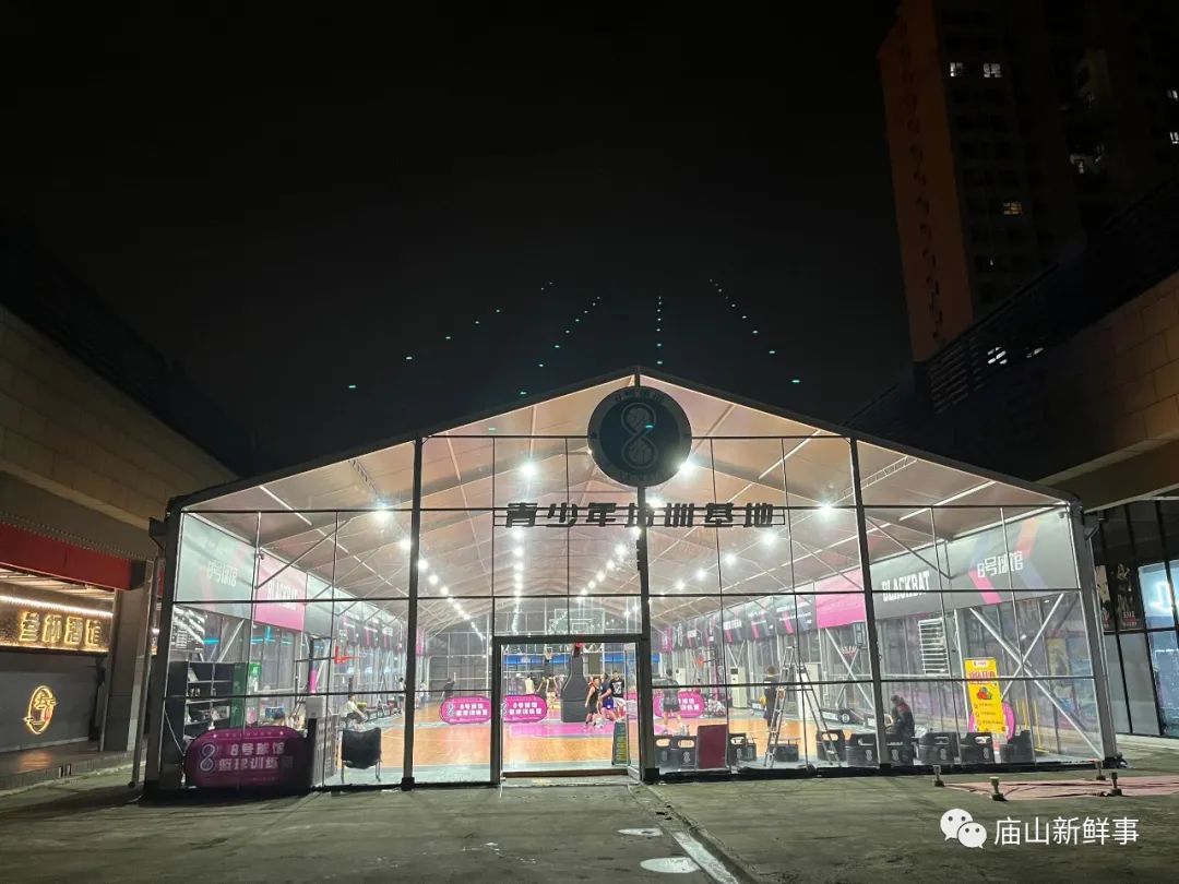 江夏庙山这两大商业体的楼顶，建起了体育运动场馆