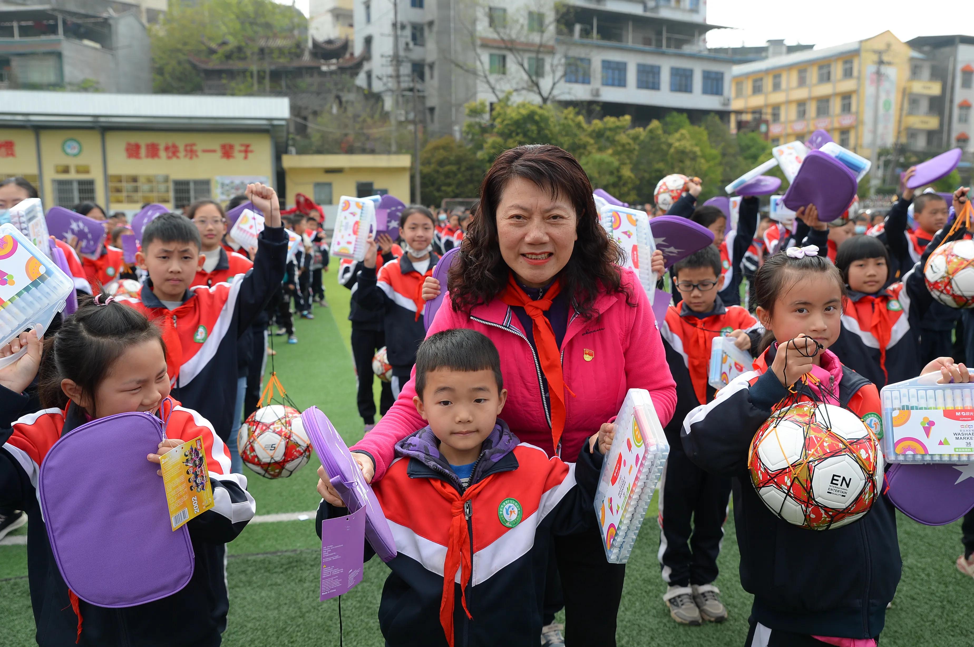 情暖潼心筑梦成长重庆高尔夫球队慈善队际赛助学活动成功举行