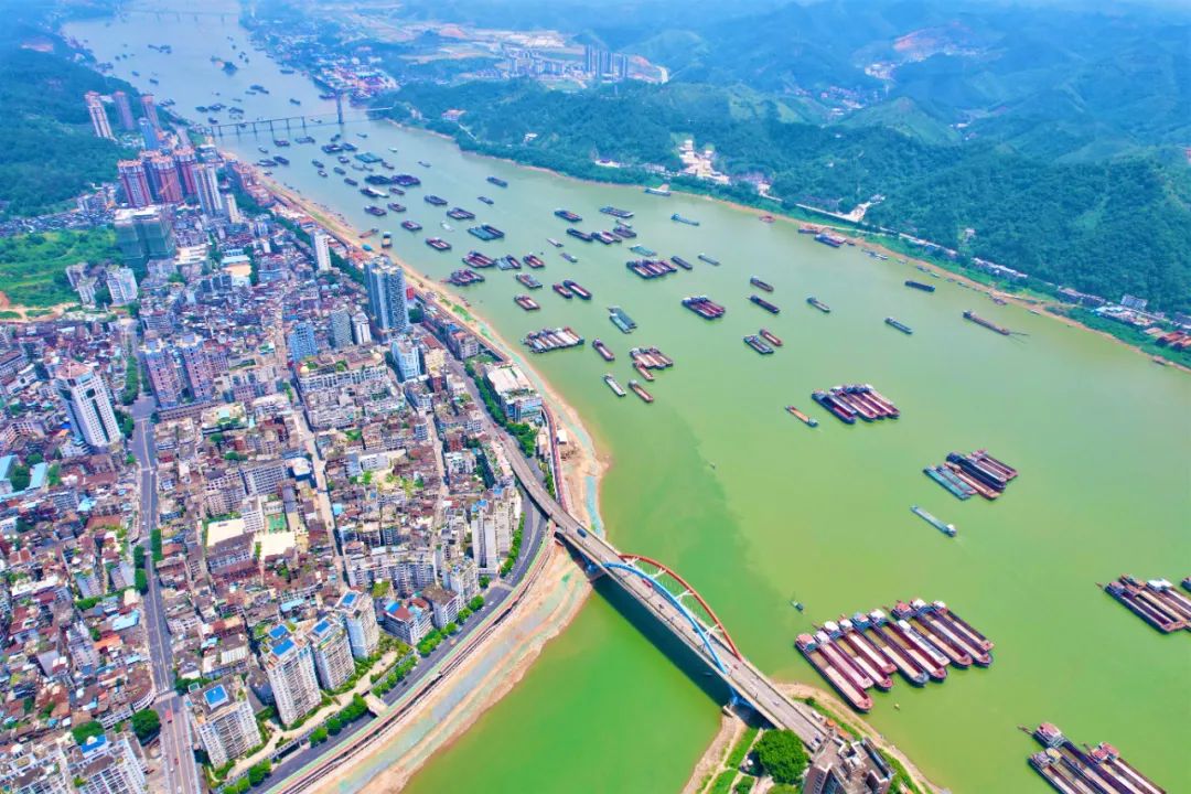 在这座岭南小城，喜欢广西和喜欢广东的都不会沉默