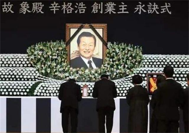 辛格浩：白手起家赚千亿，89岁还让26岁女星服务，95岁迎牢狱之灾