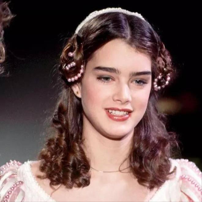 波姬·小丝：我10岁全裸出镜，20岁仍是完璧之身，往事已不堪回首