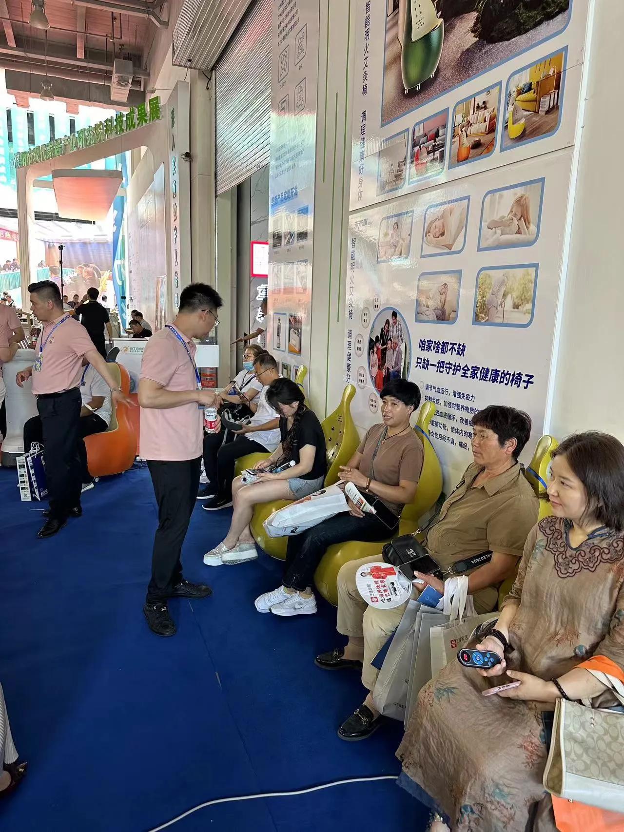 濮阳市委书记万正峰到未来星机器人科技集团展厅参观新产品