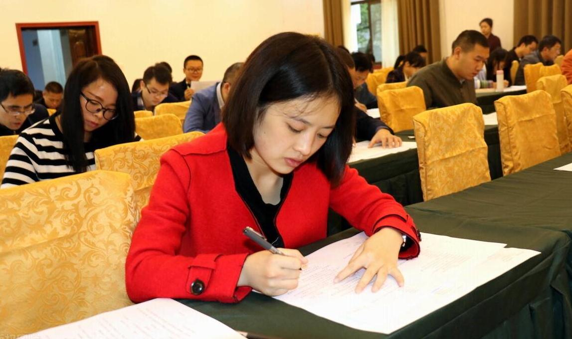 昆山公务员拟任公示名单，97年女大学生职位惹争议，官方霸气维护