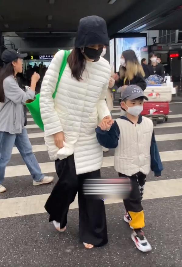 秋瓷炫一家三口现身机场,秋瓷炫罕见晒近照