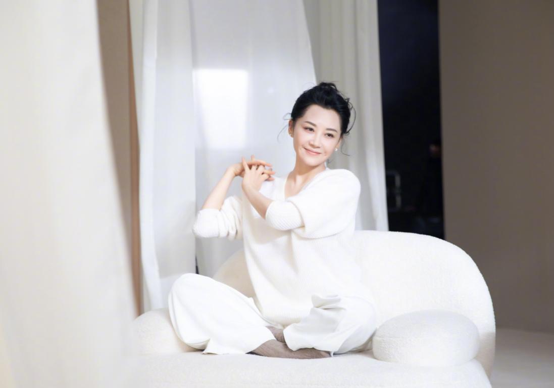 风情万种许晴现状,如今53岁的许晴身材和颜值