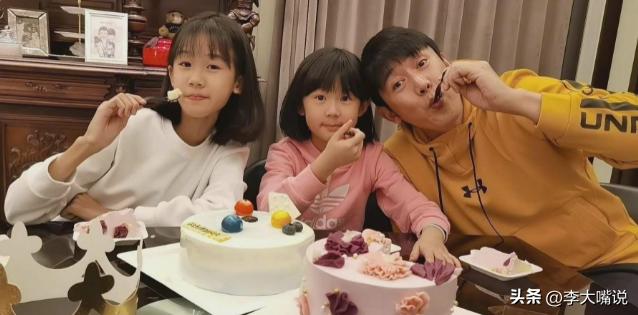 陆毅父女拍写真，贝儿双腿太细遭质疑，鲍蕾晒花絮视频力证未p图