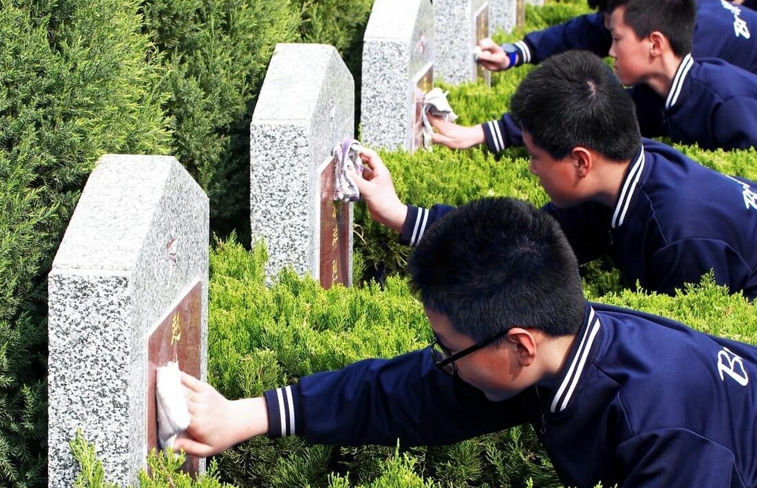 清明前一天坟头添土有什么讲究,清明上坟先选单日还是选双日