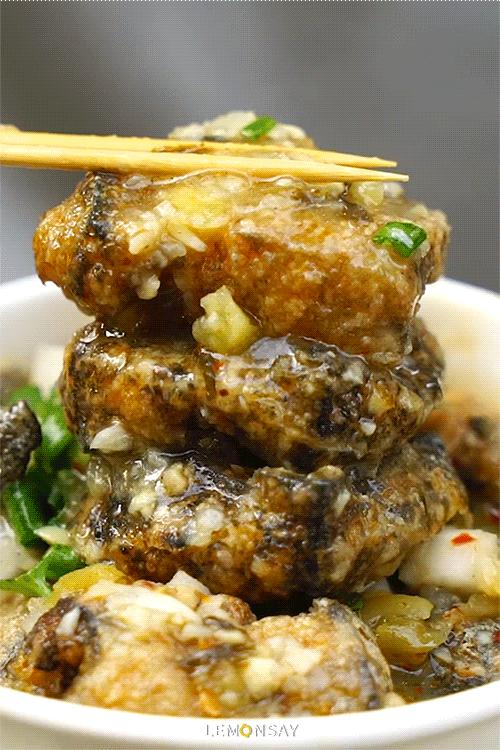 “股东们，那个男人又摆摊了！”