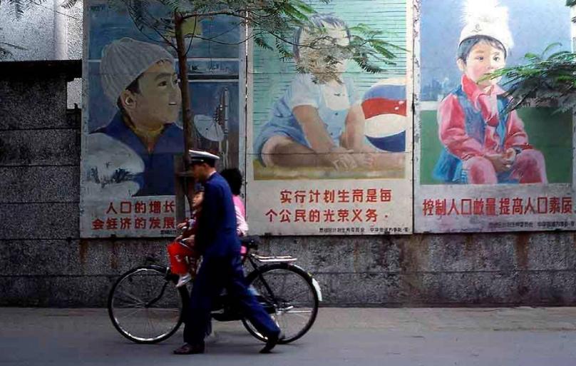 八九十年代的街头标语，大型广告牌的生动形象布满了各大城市