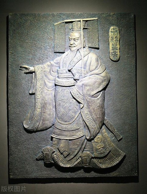 毛主席引用李白的四句诗，概括秦始皇的历史“功业”，气势豪迈