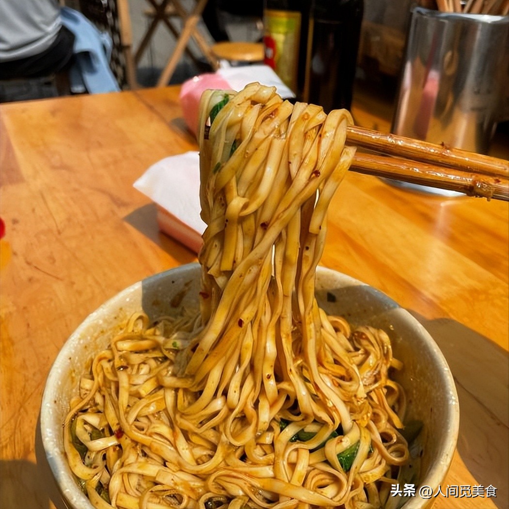 重庆小伙一碗面吃三个小时,重庆小伙一碗面吃了三个多小时
