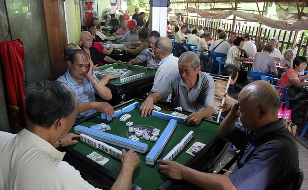 83岁老人肝癌晚期治疗,67岁大妈肝癌晚期不治疗