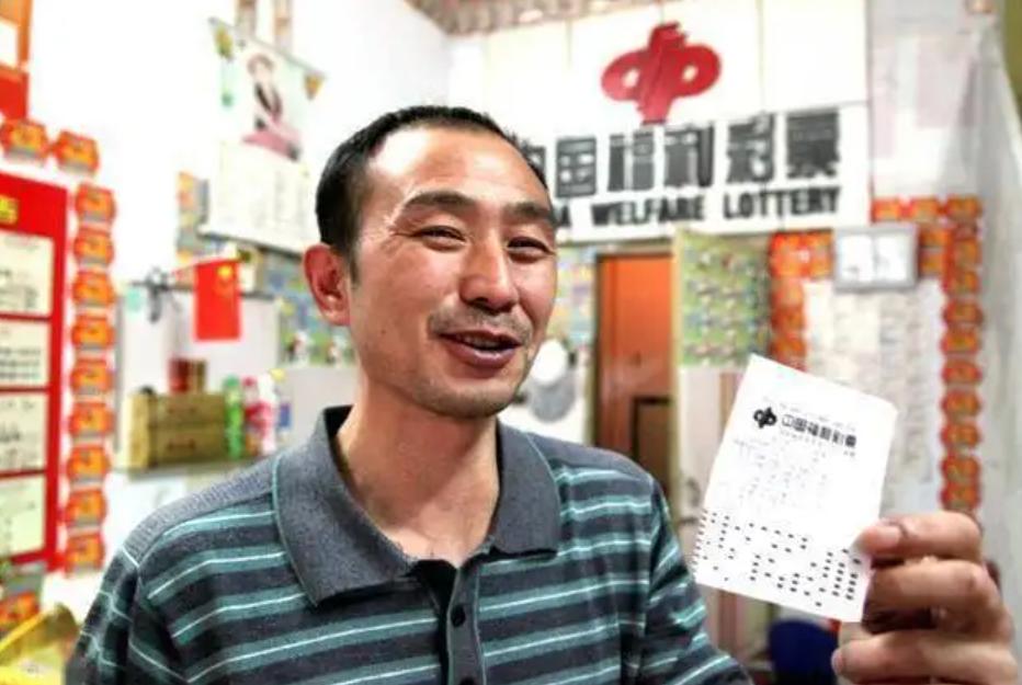 当初中了2次500万大奖的商场保安，号称“彩票王”，如今怎样了？