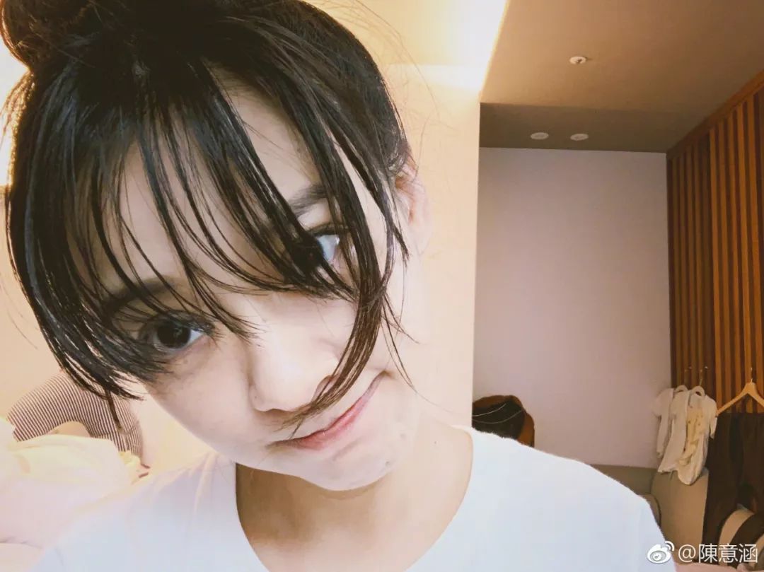 陈意涵活得潇洒自由的元气少女,陈意涵笑着跑的视频