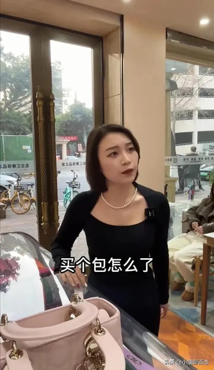 女子相亲带男生去买包,相亲女带相亲男的去买衣服