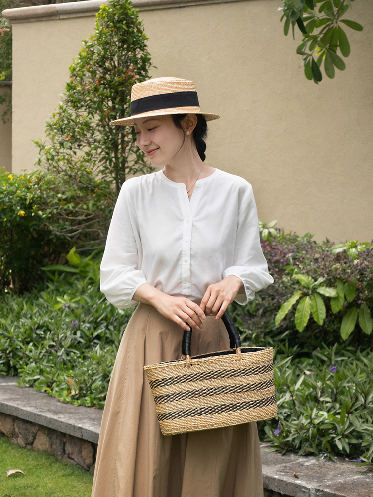 白衬衫到底怎么穿才不老气,白衬衫怎样穿出来时髦感