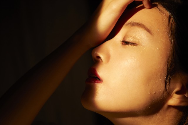 油脂分泌旺盛导致毛孔变大怎么办,毛孔粗大油脂旺盛怎么解决