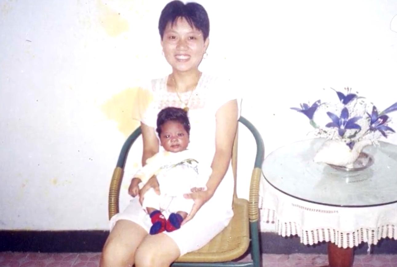 2000年上海阿婆收养黑人弃婴，被子女挥霍250万后，黑人不离不弃