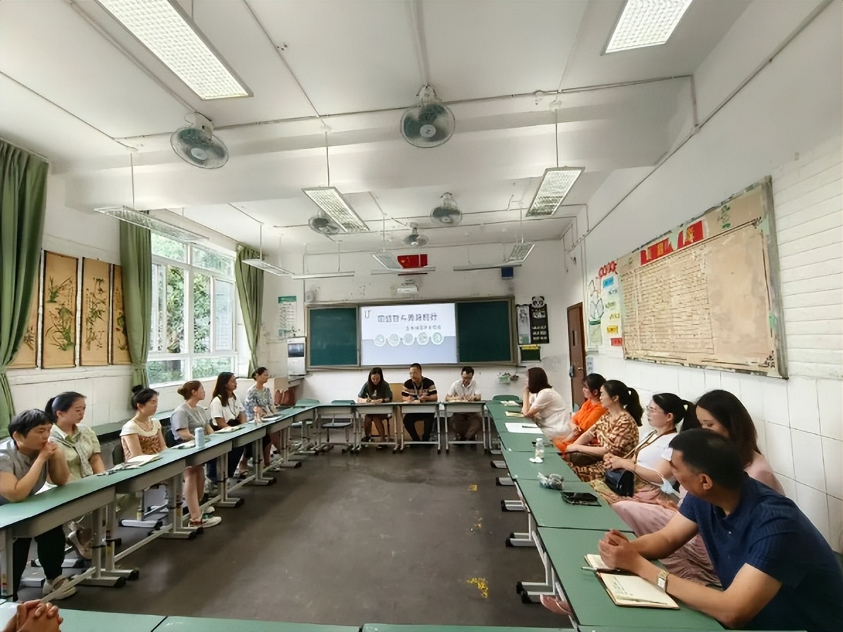 团结奋斗，勇毅前行！龙潭小学教职工，惟实励新，潜心育人