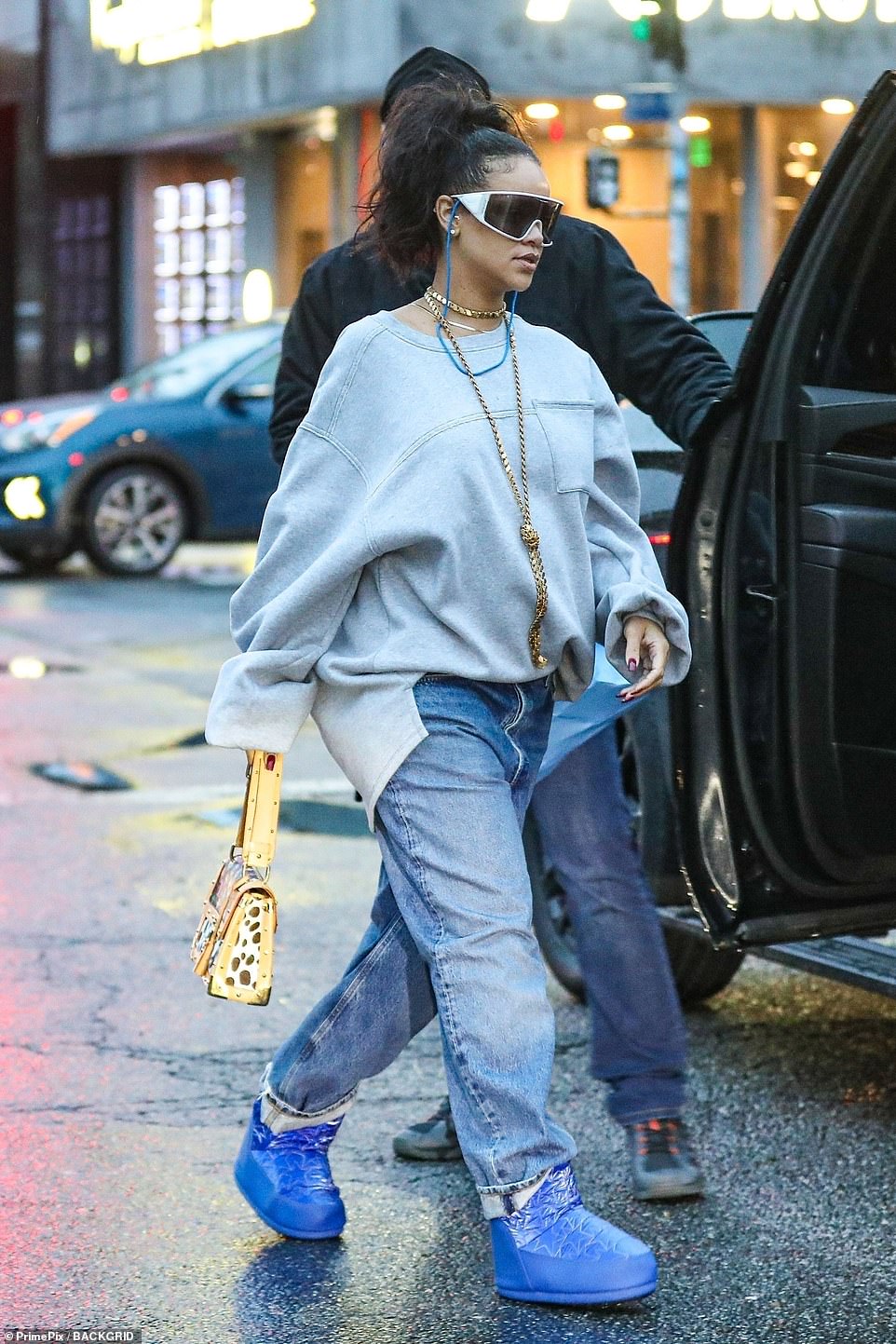 蕾哈娜挺孕肚现身奥斯卡红毯 (蕾哈娜孕肚新照)