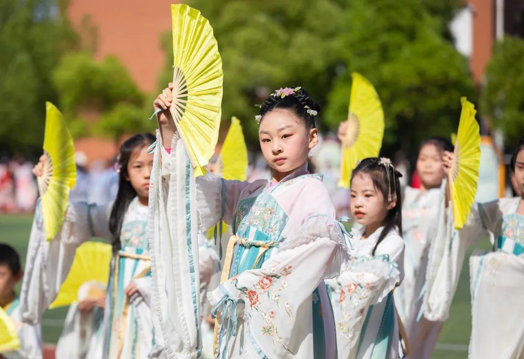 穿汉服的小学生舞蹈,穿汉服表演的六一儿童节舞蹈