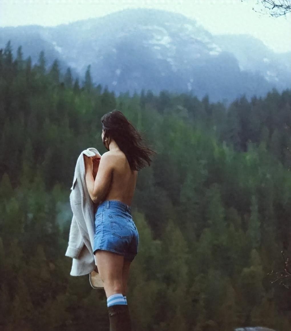 尺度满了！钟丽缇大女儿当众脱内衣裤，现场照片被泄露遭批评！