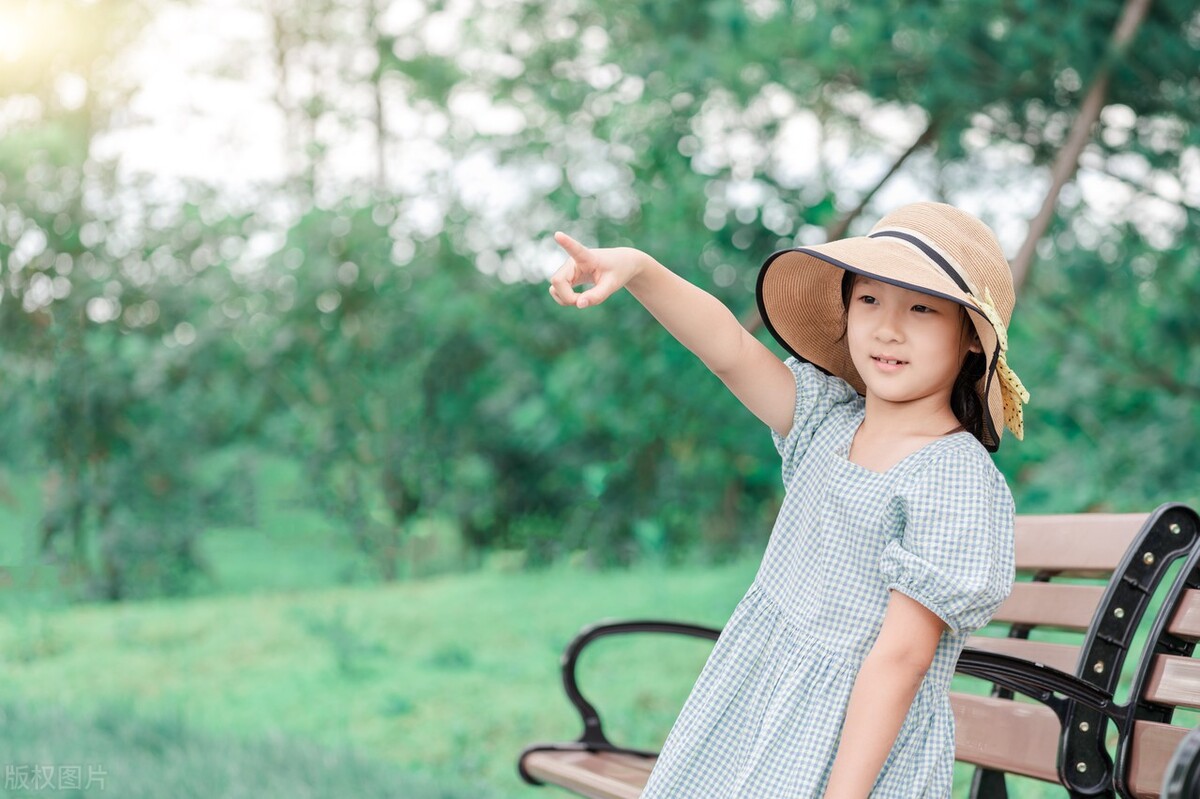 近视200度坚持不戴眼镜,不近视的人戴眼镜会怎样