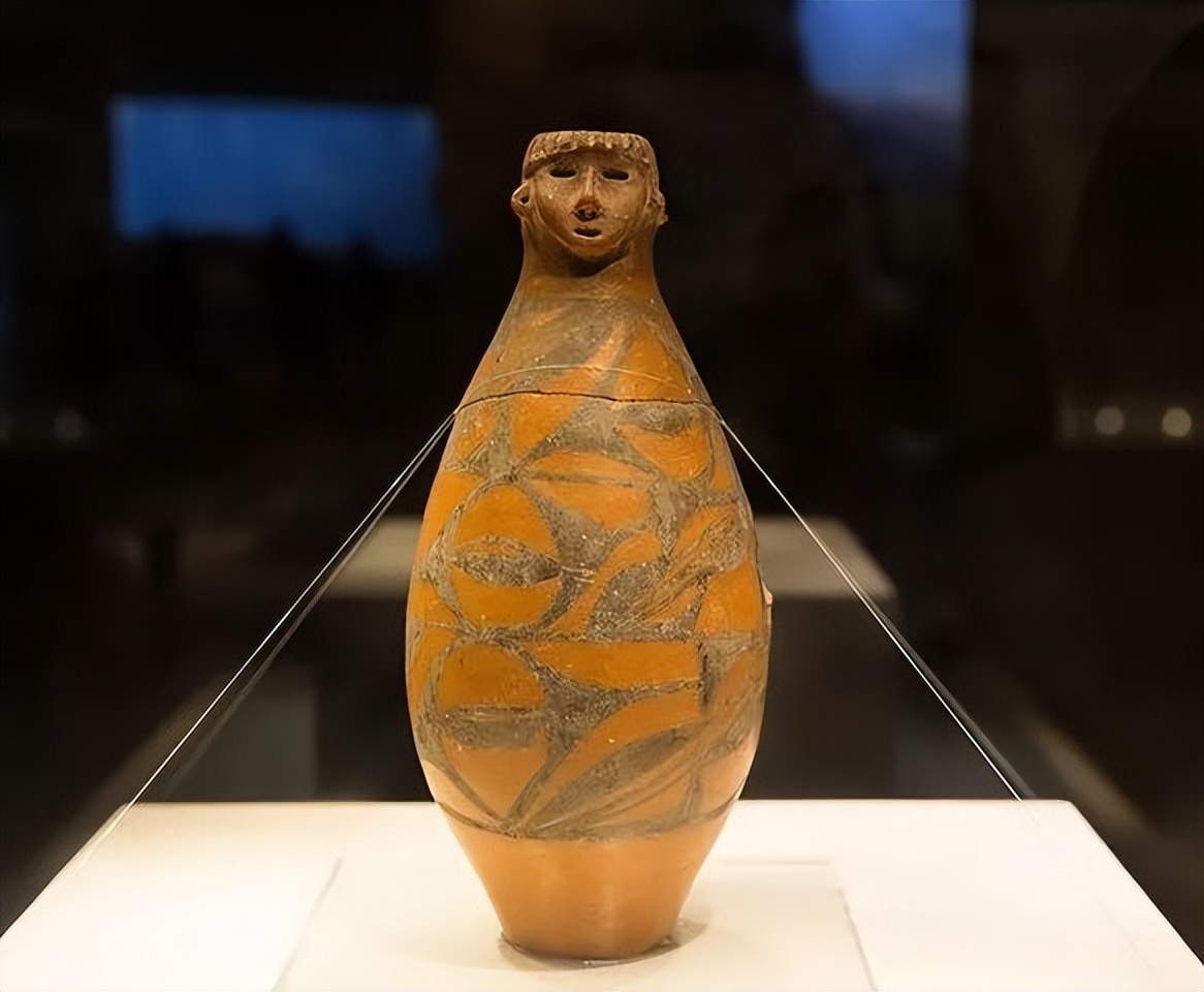 跨越五千年的守护：鲸探数字藏品之甘博“人头形器口彩陶瓶”赏析