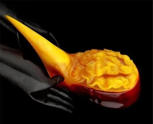 “飞来横祸”，女子买盔犀鸟吊坠获刑10年，对我们有何警示？