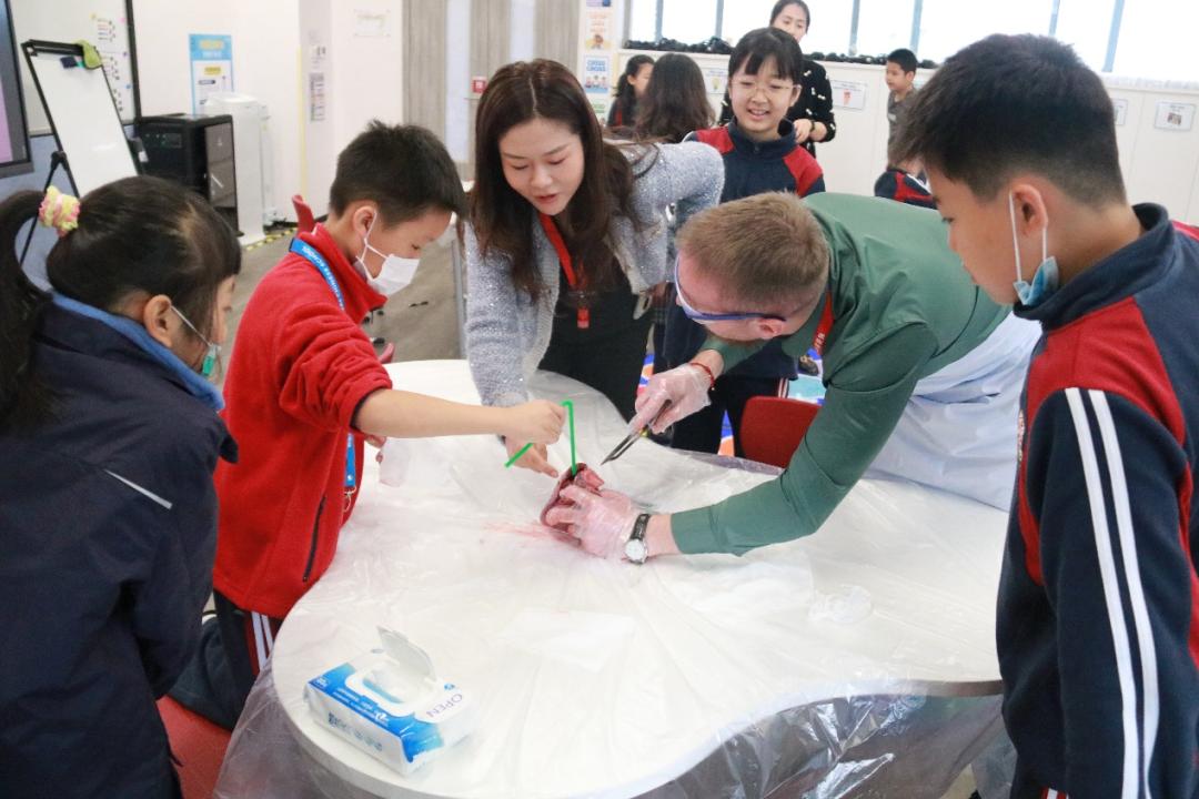 卷不动的现在，拿什么面对未来？这位校长说，给了孩子这三种知识就不用怕