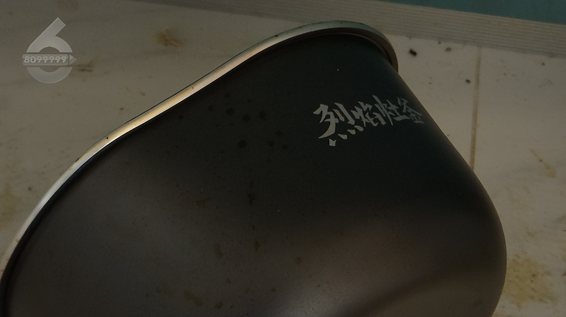 这可能是红烧肉最惊魂的一次！新买的压力锅炸了，厨房天花板碎一地