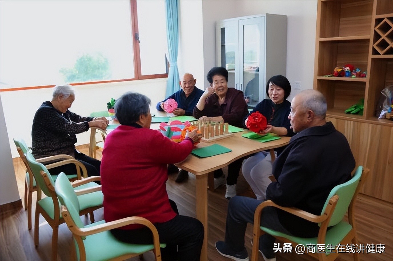 老年人如何缓解膝盖的疼痛,中老年人突然膝盖痛是什么原因