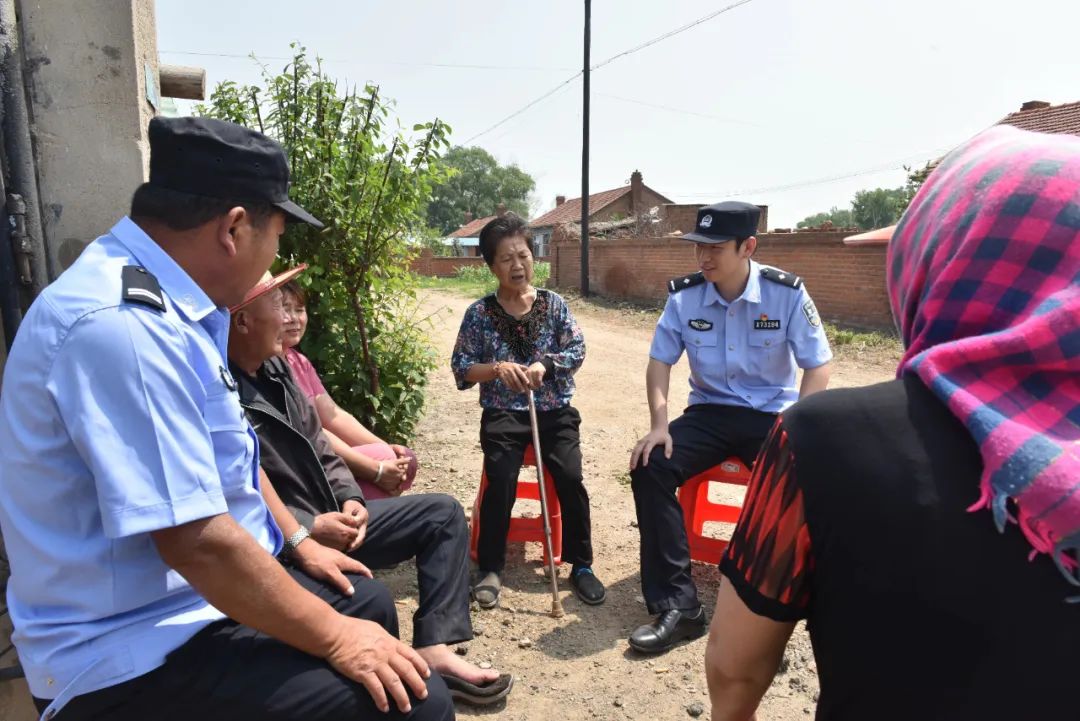 高温遇到警察的图片,高温下他们仍在坚守训练