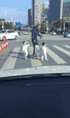 小哥也太菜了，不但没打中一个，还摔倒了，而且这不是足球