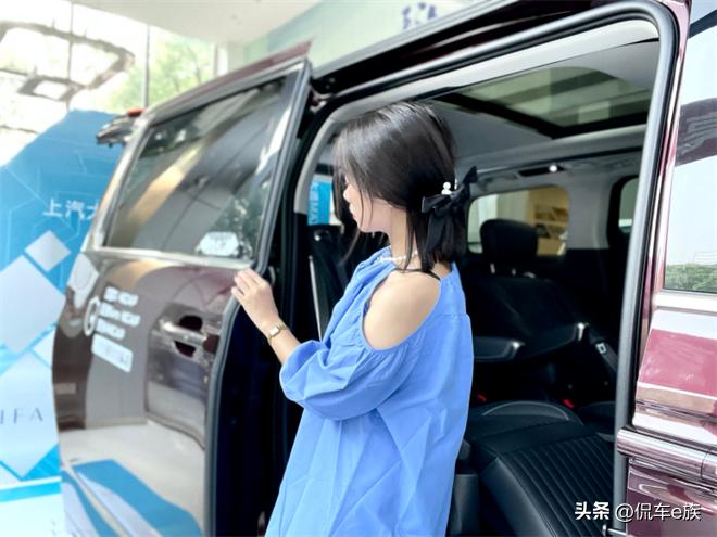 在超超超大的大通MIFA9里自拍，出片率超高