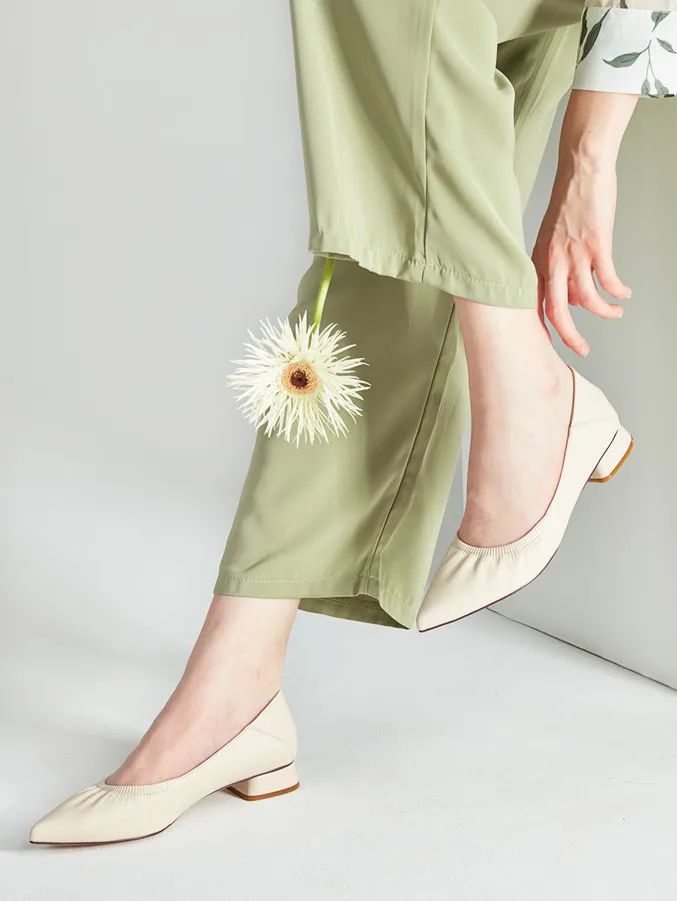 直筒牛仔裤小白鞋穿搭,小白鞋牛仔裤秋冬穿搭图片