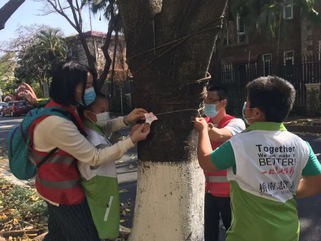 青年志愿者参与社区志愿服务,社区暖冬行志愿服务