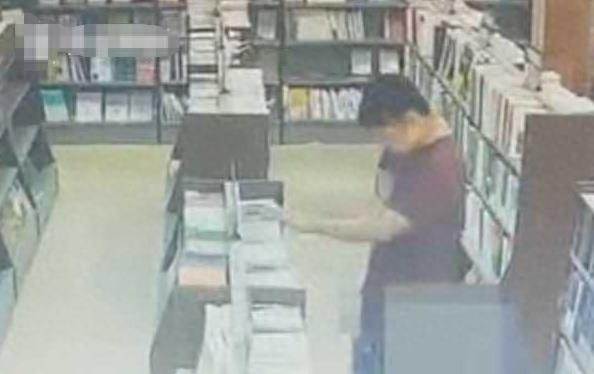 13岁女孩在书店遇见*魔色**！趁她没注意，裸露*处私**，还掀起裙子猥亵