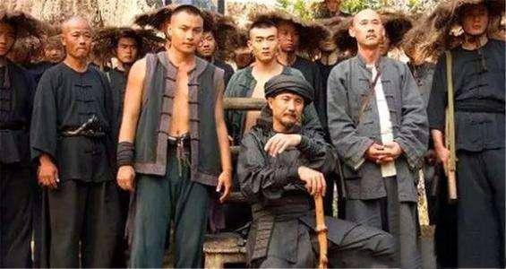 广西军医为了升官发财成为匪首，捐献药方治疗志愿军，获得新生