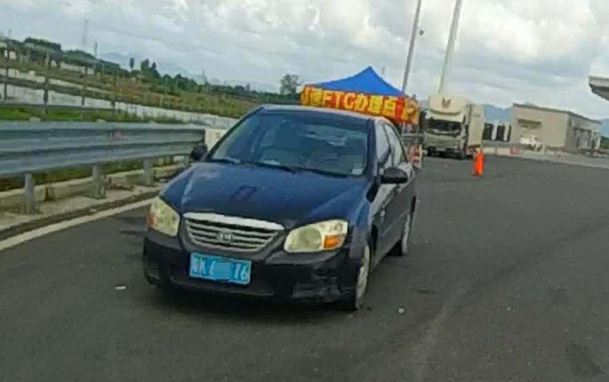 女市民肾结石发作交警紧急送医,女子路上肾结石肚子疼