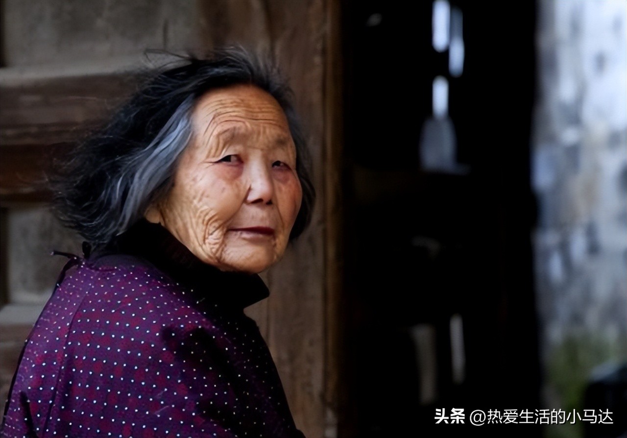 7旬老人有5个子女却没人愿意管他,9旬老人养老难题有哪些