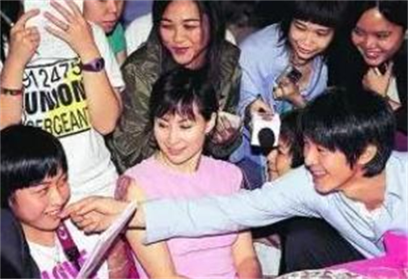 甘比给了刘銮雄一颗肾,让亲生女儿给儿子捐肾