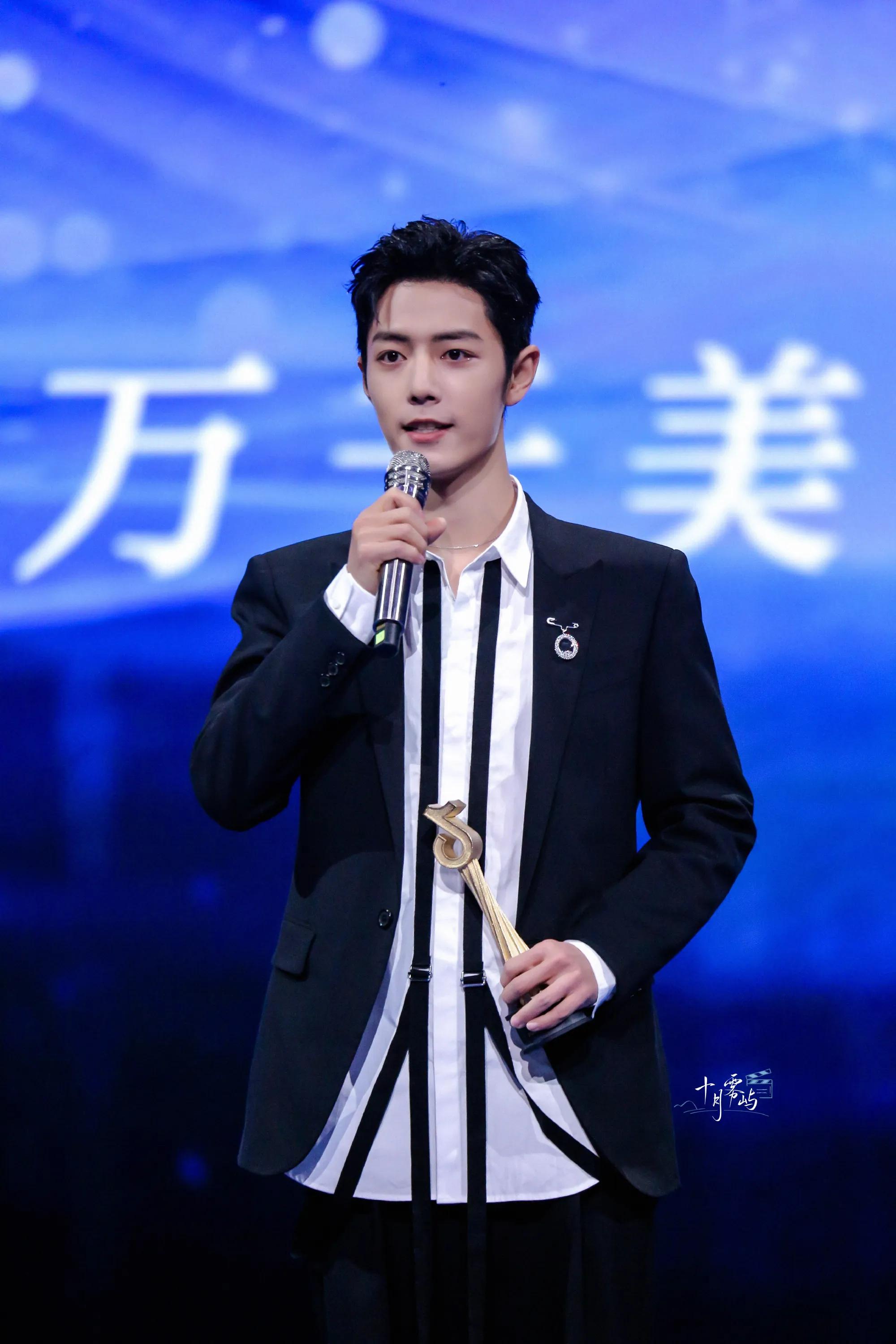 肖战近期活动造型,肖战微博之夜两套造型